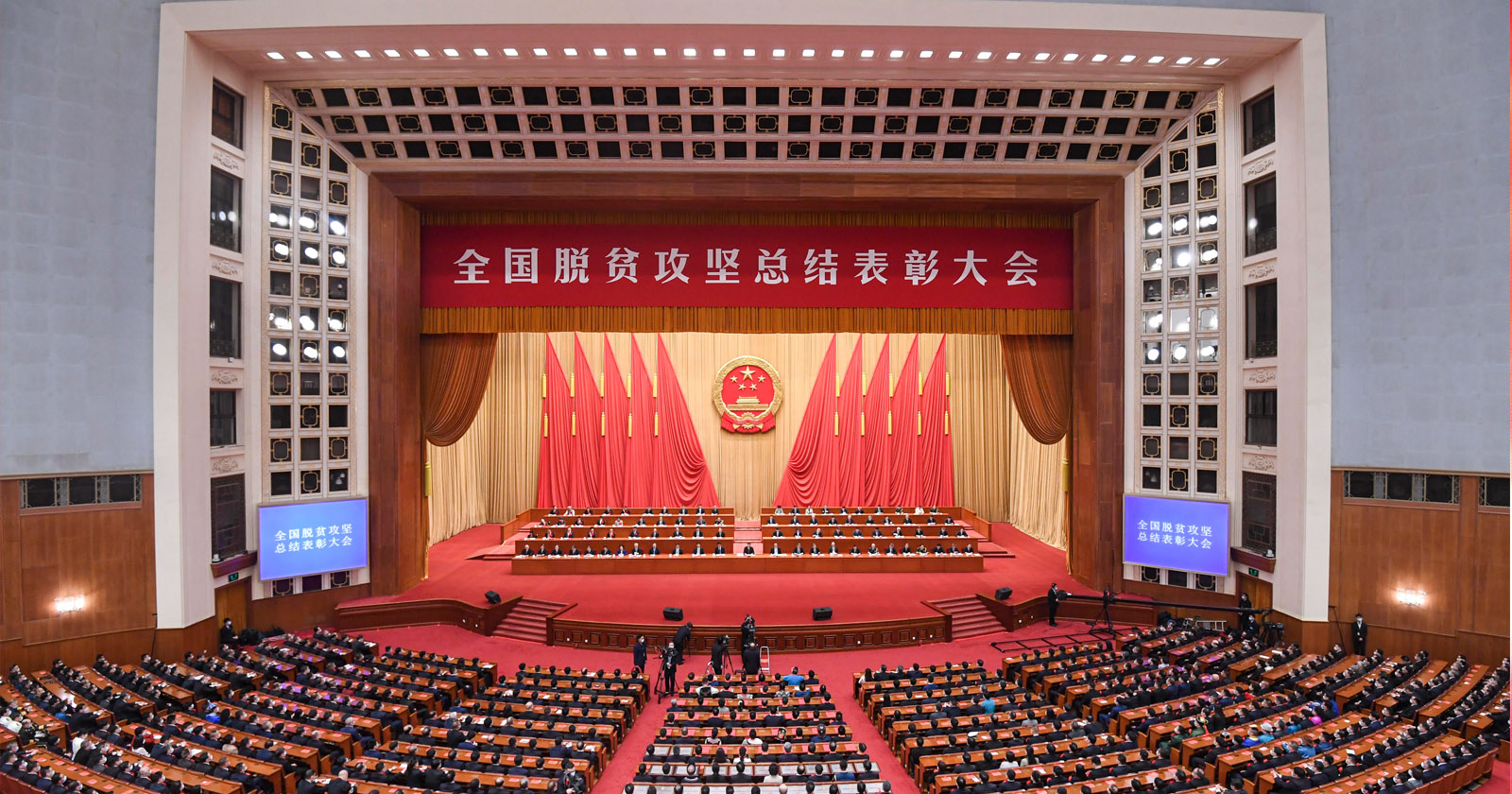 2021年2月25日，全國脫貧攻堅總結(jié)表彰大會在北京人民大會堂隆重舉行，溫氏股份榮獲“全國脫貧攻堅先進集體”稱號，溫志芬董事長代表公司進京接受表彰。.jpg